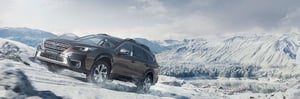 Der Subaru Outback fährt über Schnee